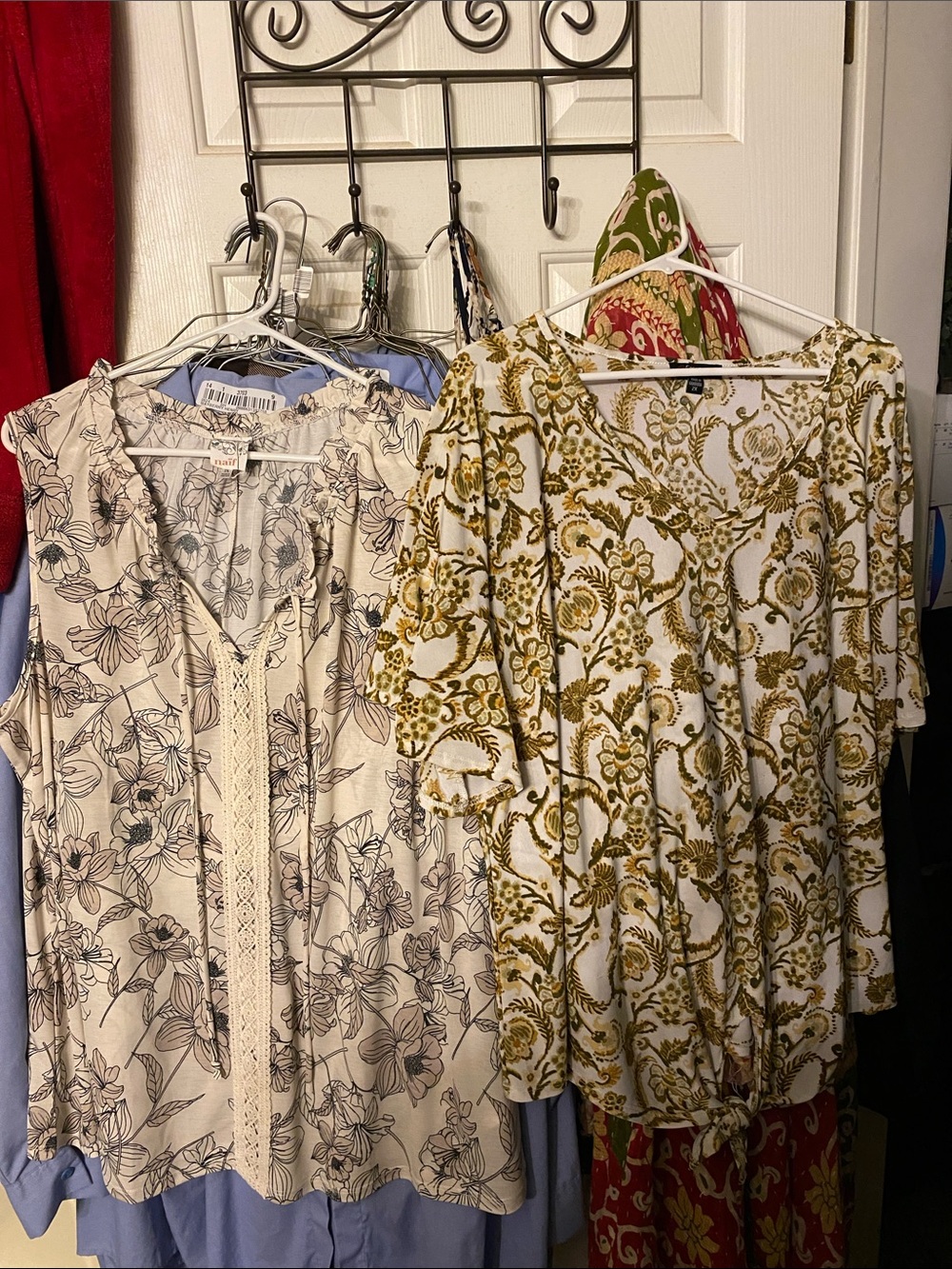 2 Women's 2X White and Olive Floral V-Neck Tie-Hem Top